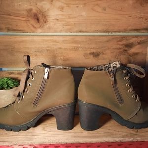 Heeled ankle boots, size 7.5